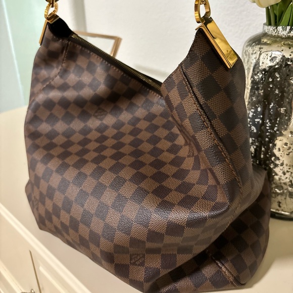 Louis Vuitton Purse 100% authentic, dust bag and box included. - Picture 2 of 3